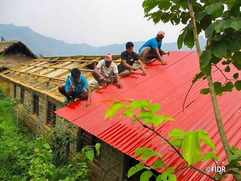 子どもと村の未来を育む学校修繕　～屋根も机も私たちで直します～