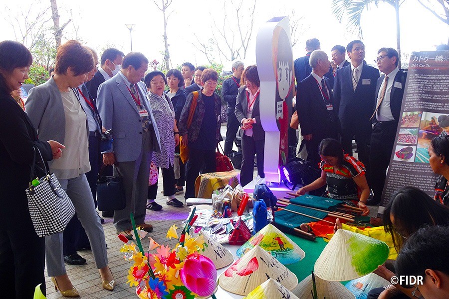 日本からの訪問団約1,000人にFIDRとカトゥー族の取り組みを紹介しました