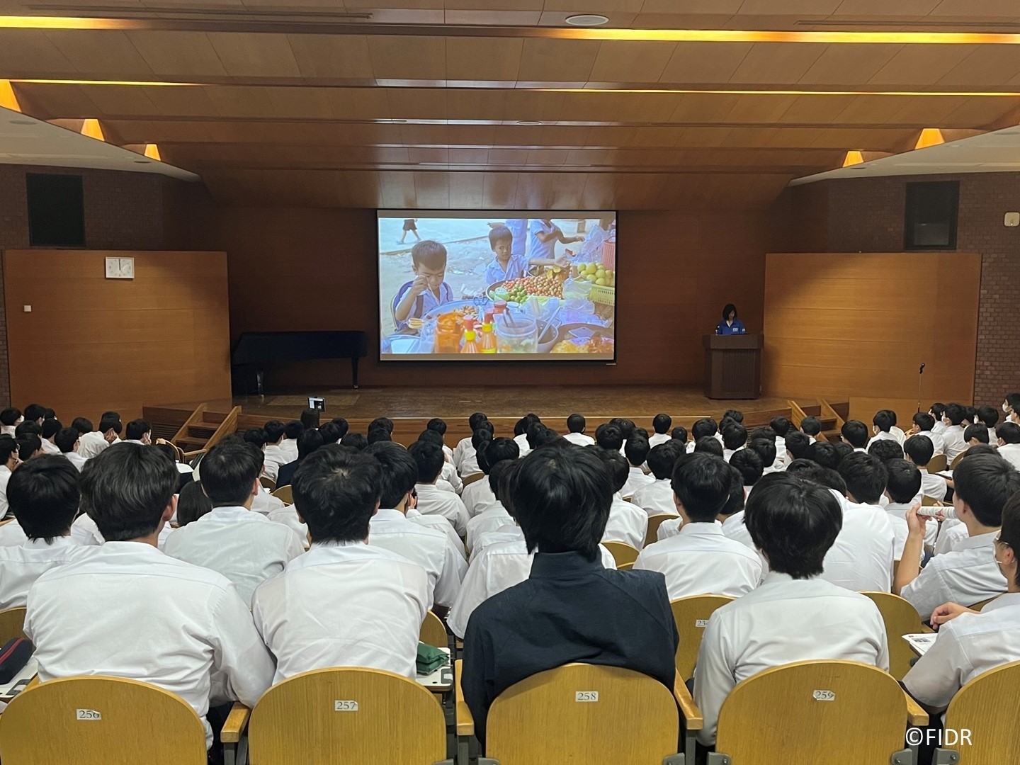 駒場東邦高等学校で出張授業を行いました