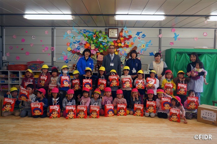 熊本地震から1年 益城町の園児たちにお菓子をプレゼントしました