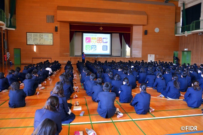 都内の中学校で開発教育を実施しました