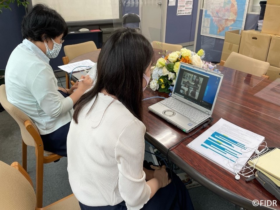 オンラインで日本とカンボジアをつないでインタビュー