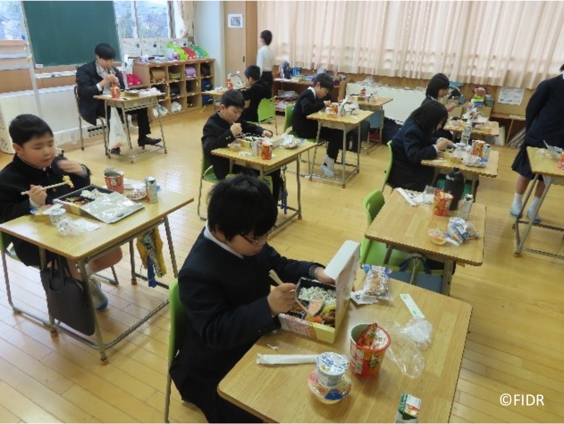珠洲市の小中学校の卒業式にあたり、お祝い弁当と紅白饅頭をお届けしました