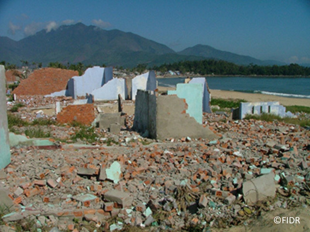 ベトナム中部における台風被災者に対する緊急支援（2006）